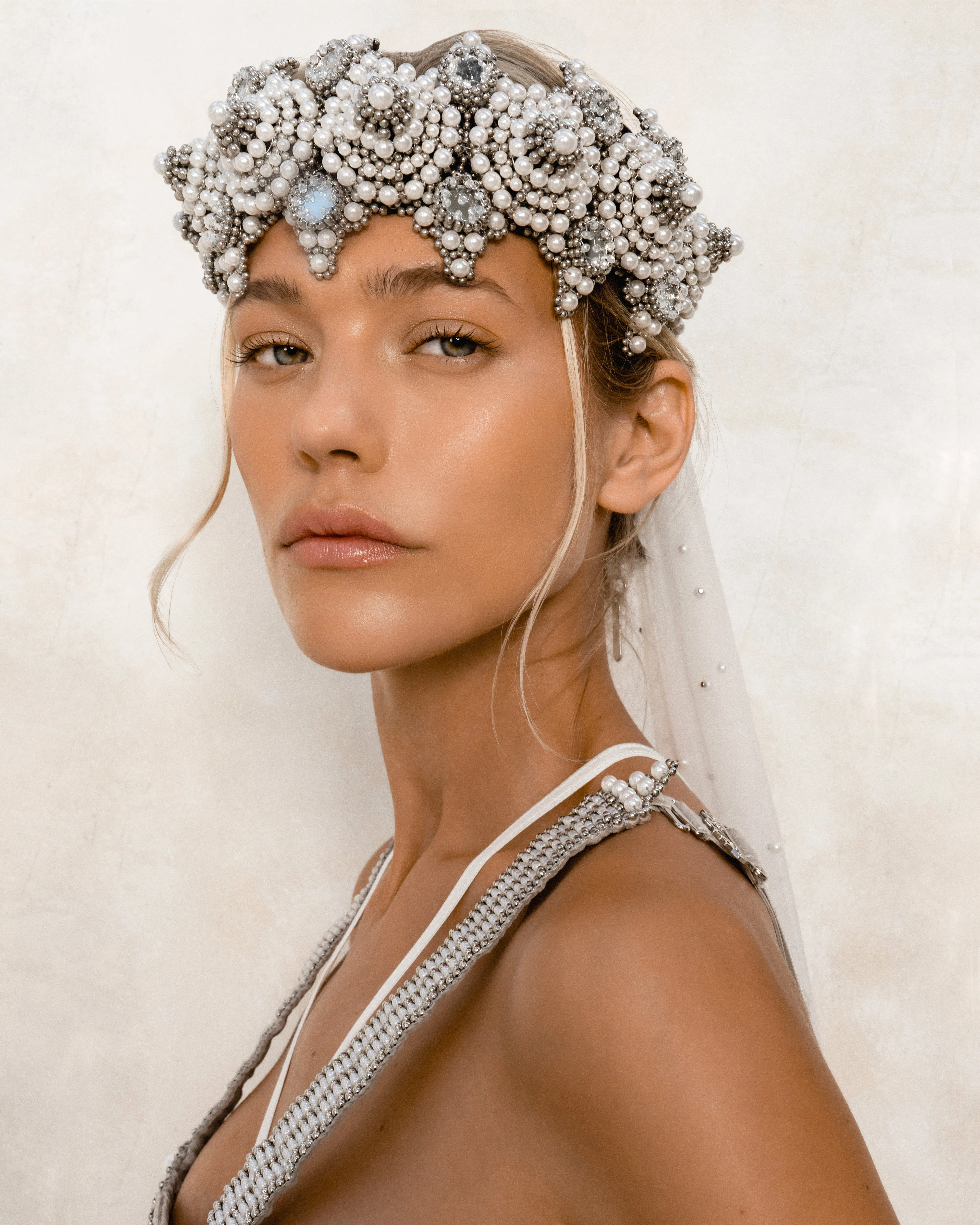 Pearl Eingana Crown with Anouk Medallions